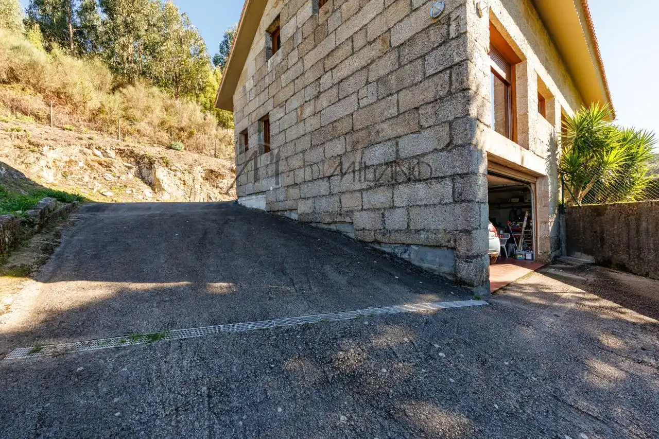 Aparcament de Casa o xalet en venda en Nigrán amb Calefacció, Jardí privat i Terrassa