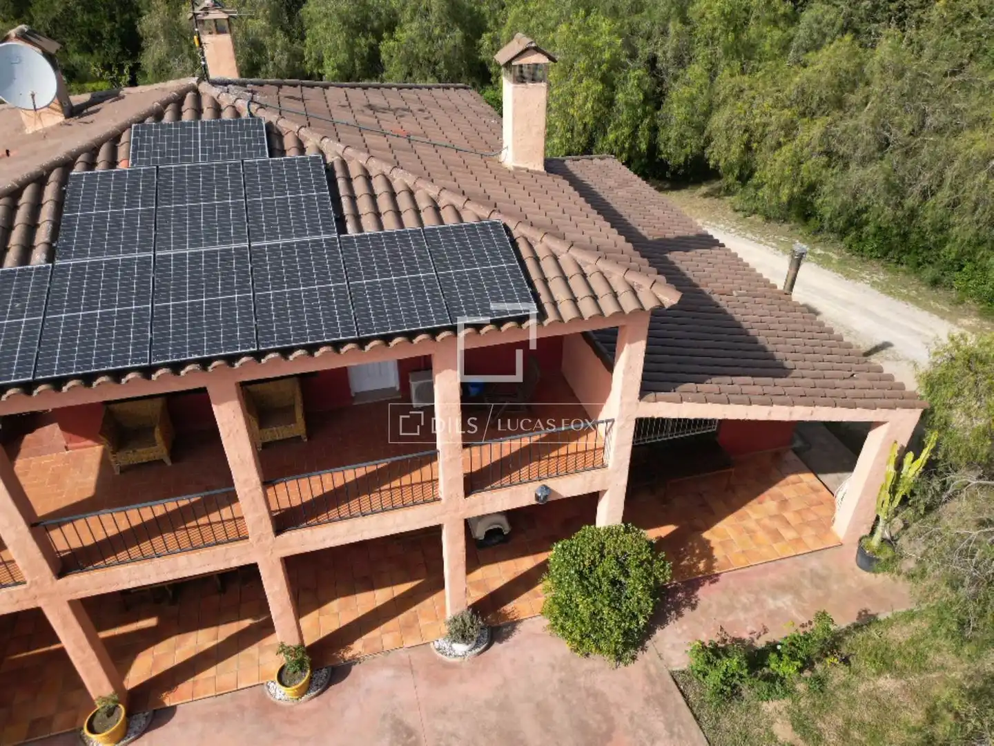 Vista exterior de Finca rústica en venda en Vilanova i la Geltrú amb Aire condicionat, Calefacció i Jardí privat