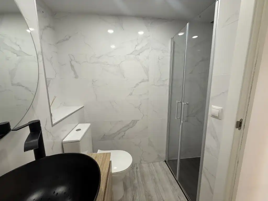 Bathroom of Flat for rent in Sevilla  with Air Conditioner