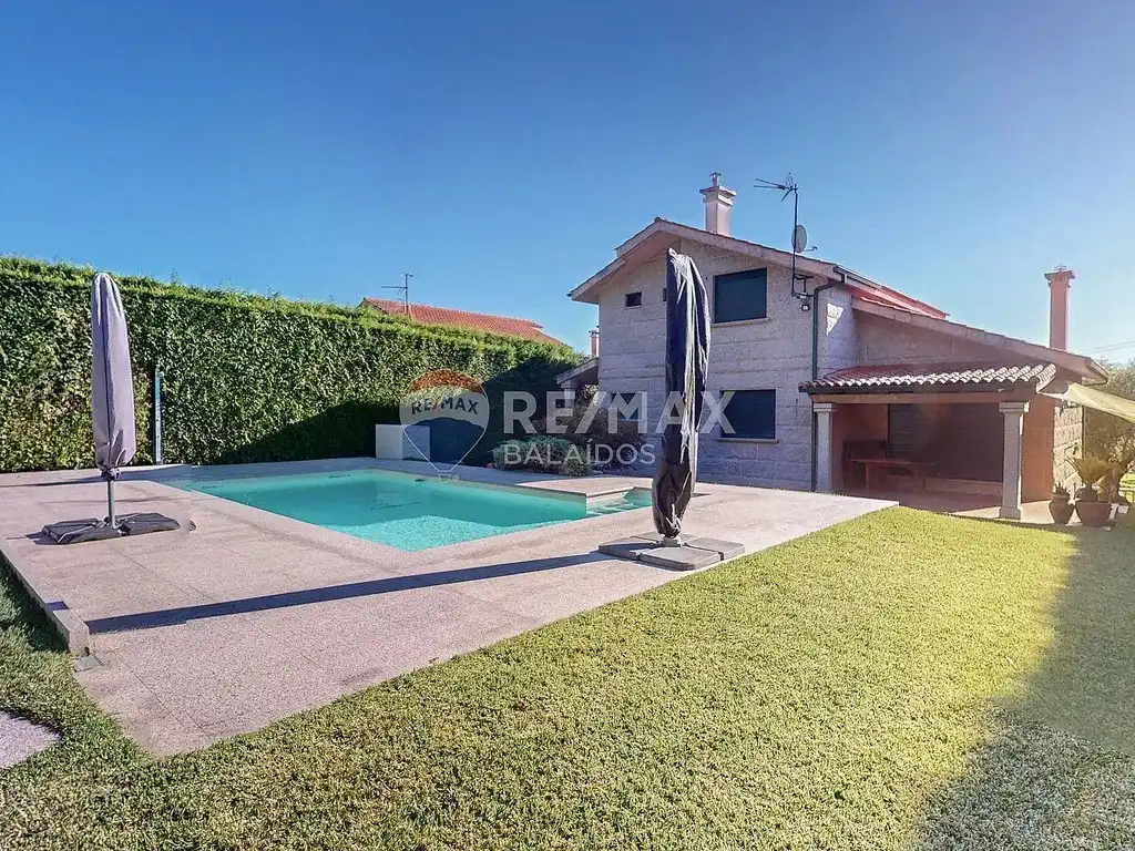 Piscina de Casa o xalet en venda en Tui amb Calefacció, Jardí privat i Parquet