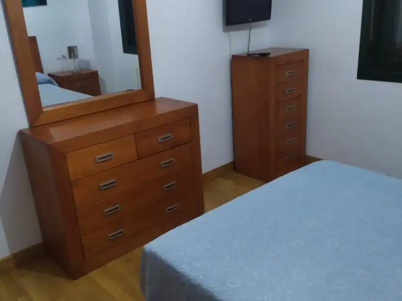Dormitori de Apartament de lloguer en A Illa de Arousa  amb Calefacció, Jardí privat i Parquet