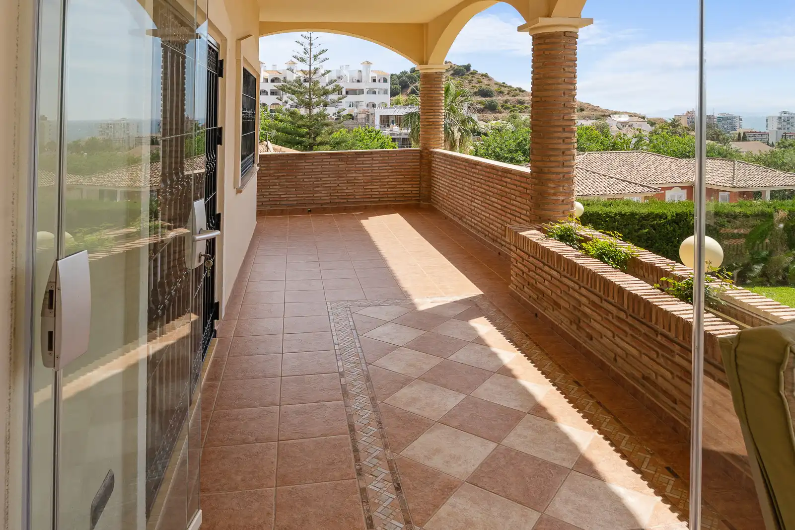 Terrassa de Casa o xalet en venda en Benalmádena amb Aire condicionat, Jardí privat i Piscina