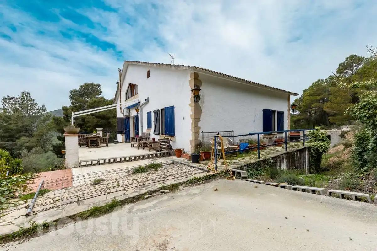 Vista exterior de Casa o xalet en venda en Torrelles de Foix amb Aire condicionat, Calefacció i Jardí privat