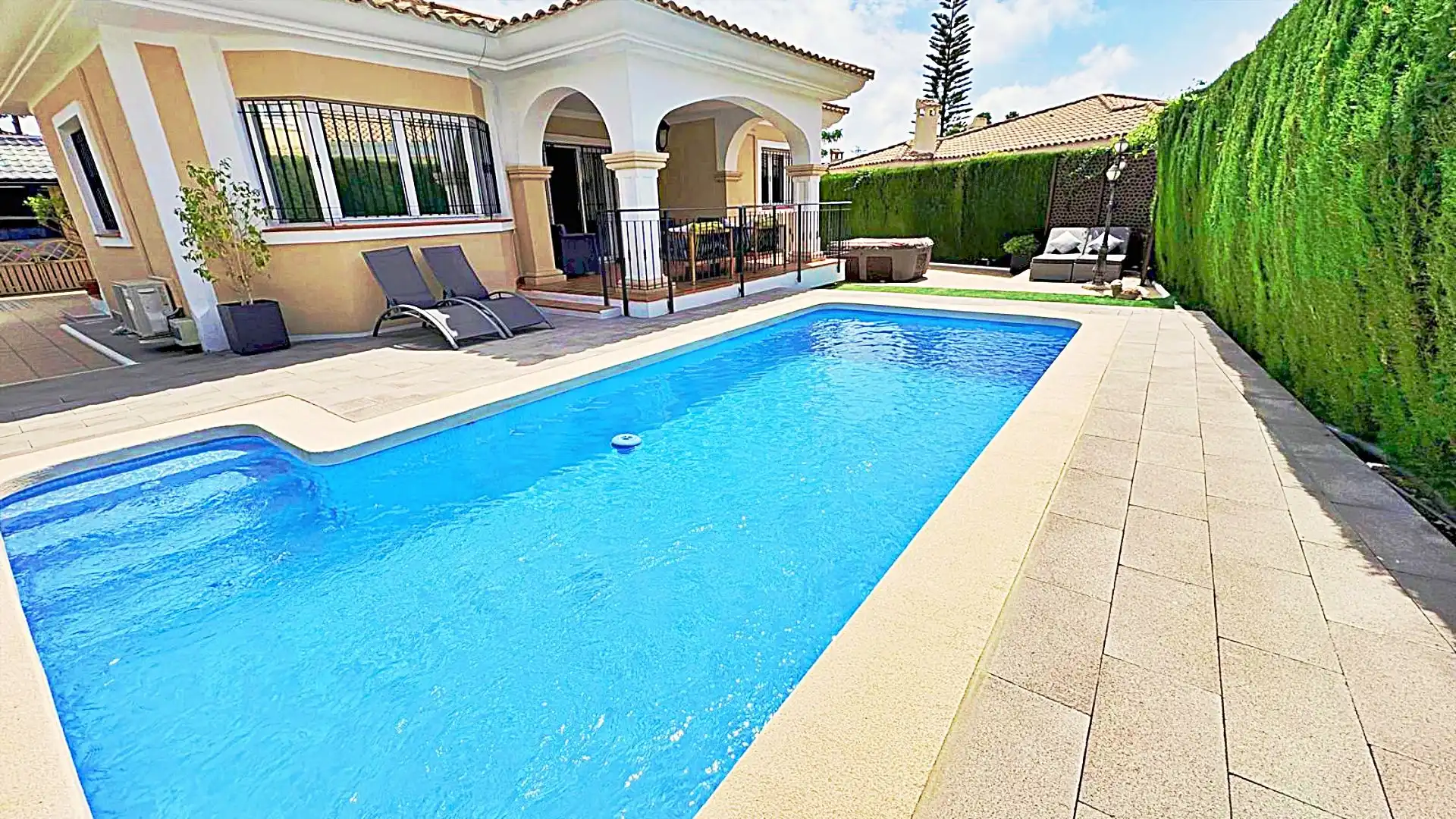 Detached house with pool for sale in carrer del Vespre