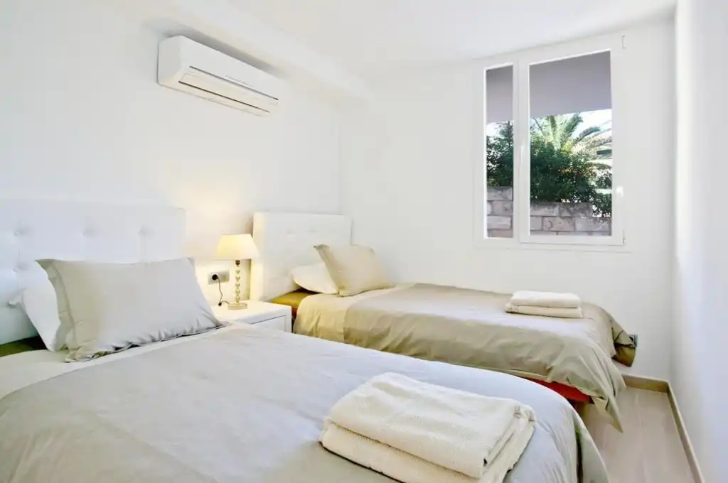 Schlafzimmer von Erdgeschoss zum Verkauf in Andratx mit Klimaanlage, Privatgarten und Terrasse