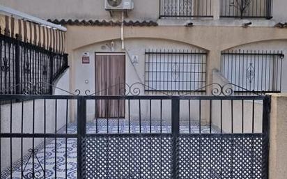 Vista exterior de Casa adosada en venda en Los Alcázares amb Aire condicionat, Jardí privat i Terrassa