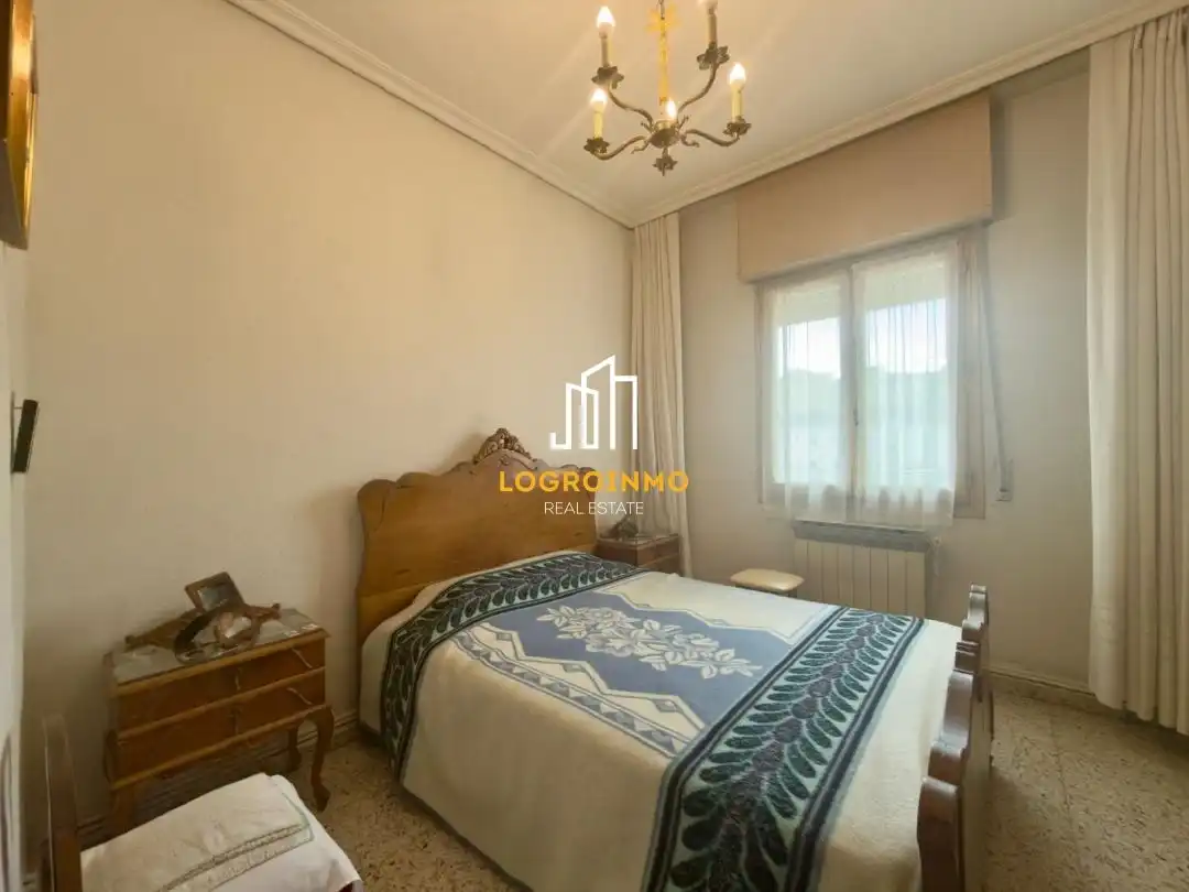 Dormitori de Pis en venda en  Logroño amb Calefacció, Moblat i Balcó