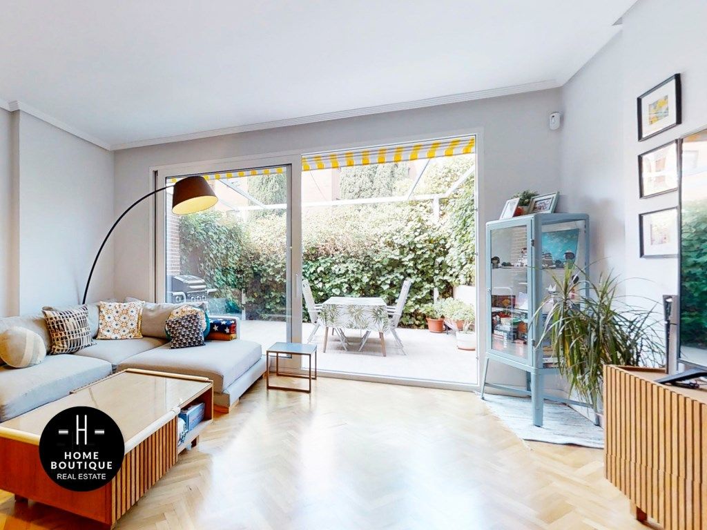 Living room of Single-family semi-detached for sale in  Madrid Capital  with Air Conditioner and Terrace