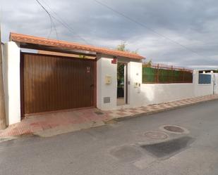 Vista exterior de Casa adosada en venda en Pinos Puente amb Aire condicionat i Piscina