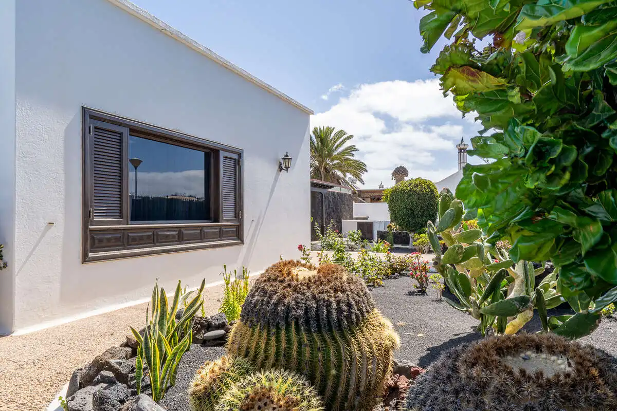 Vista exterior de Casa o xalet en venda en Arrecife amb Jardí privat i Piscina
