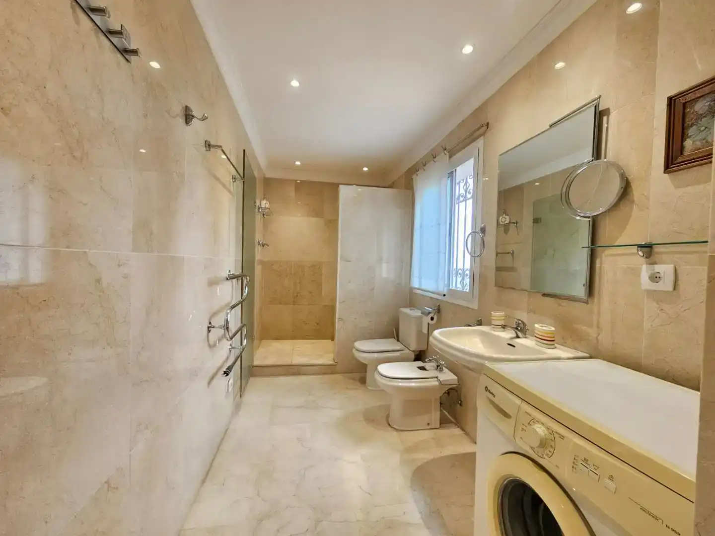 Badezimmer von Wohnung zur Miete in Mijas mit Klimaanlage, Privatgarten und Parkett