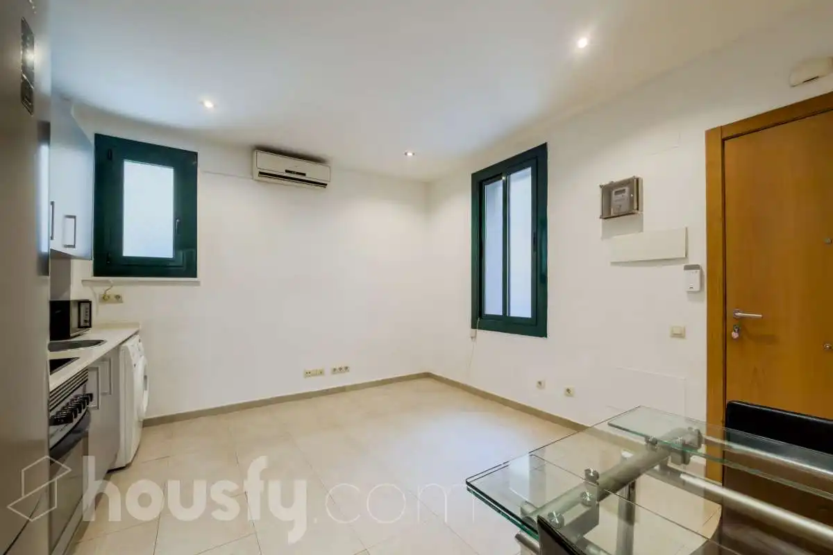 Flat for sale in Barcelona  with Air Conditioner and Furnished