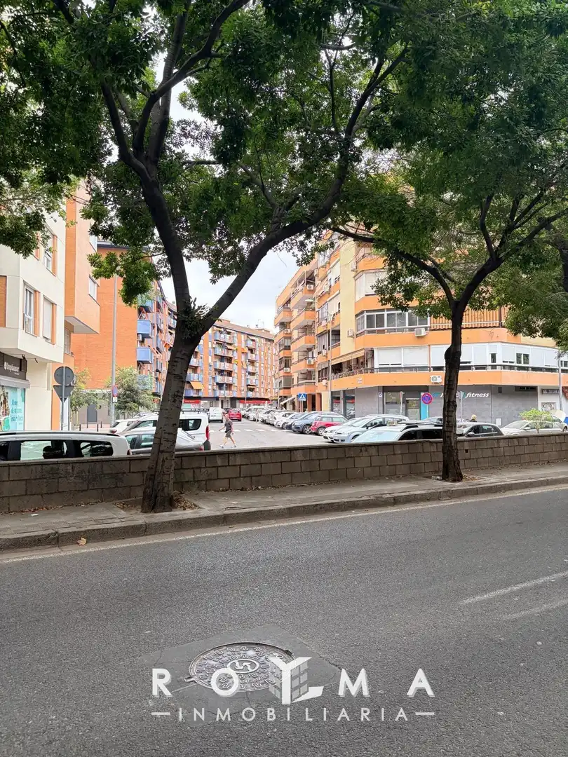 Vista exterior de Local en venda en Sevilla