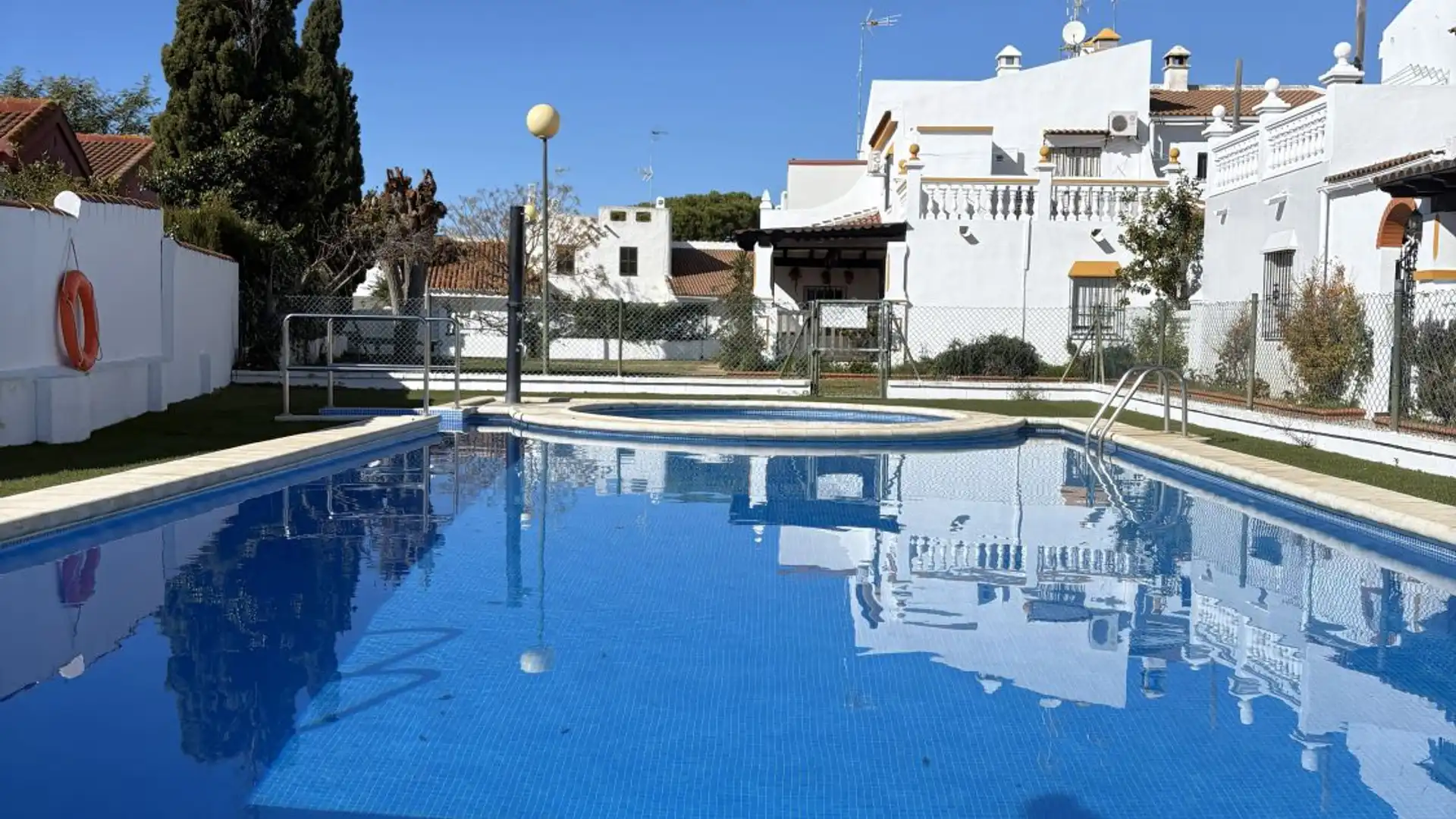 Piscina de Casa adosada en venta en Almonte con Aire acondicionado, Calefacción y Terraza