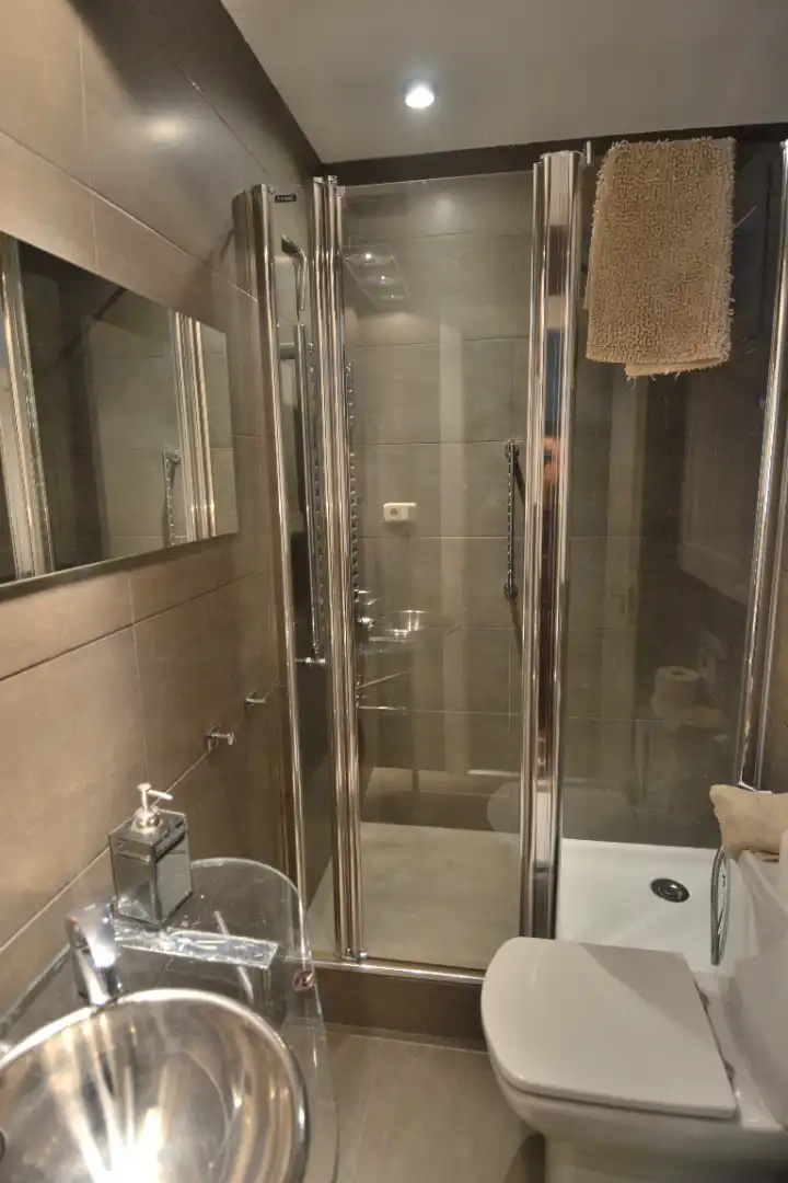 Baño de Piso de alquiler en Madrid con Calefacción y Amueblado