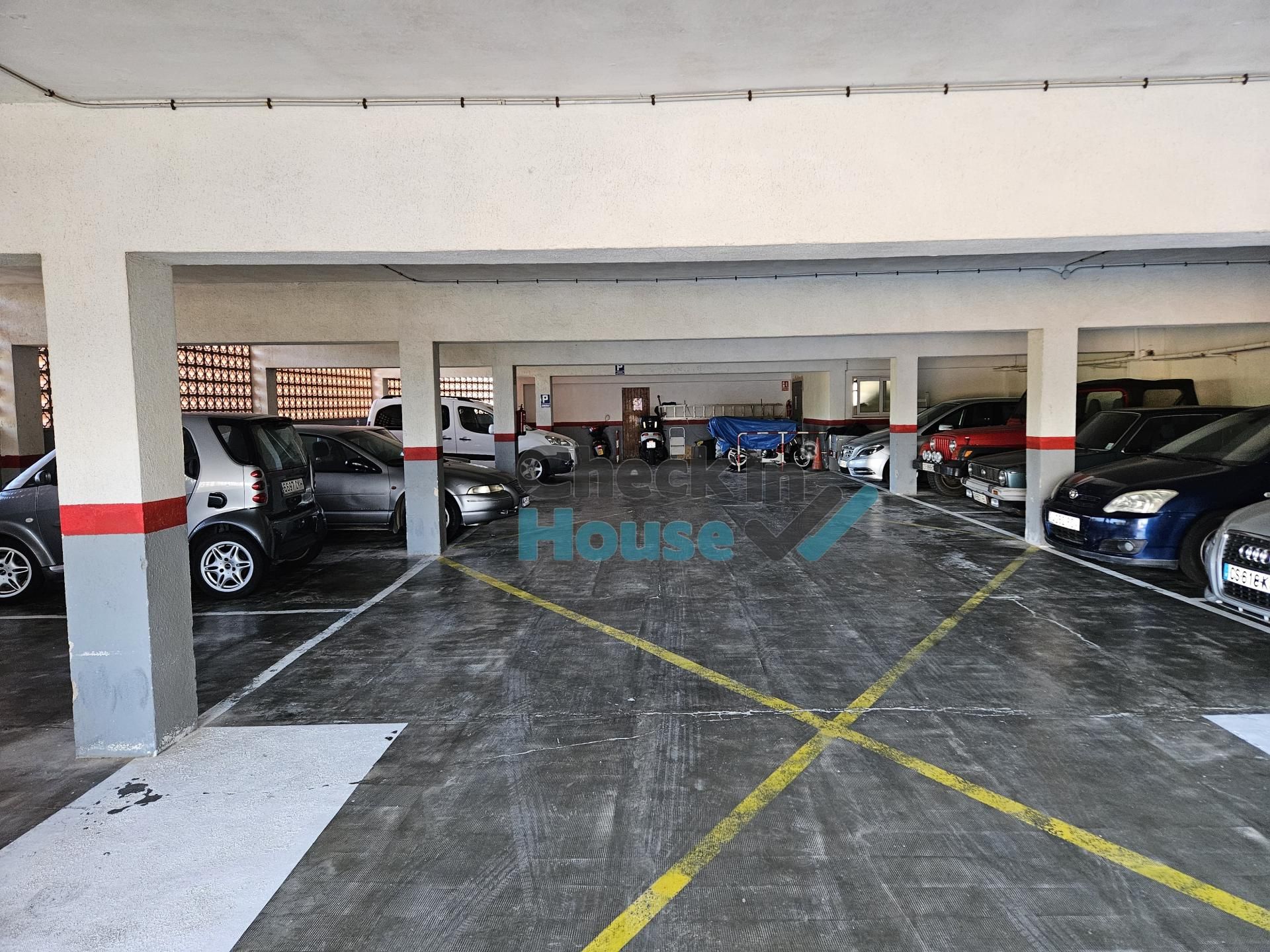 Aparcament de Apartament en venda en Sant Feliu de Guíxols amb Calefacció i Jardí privat