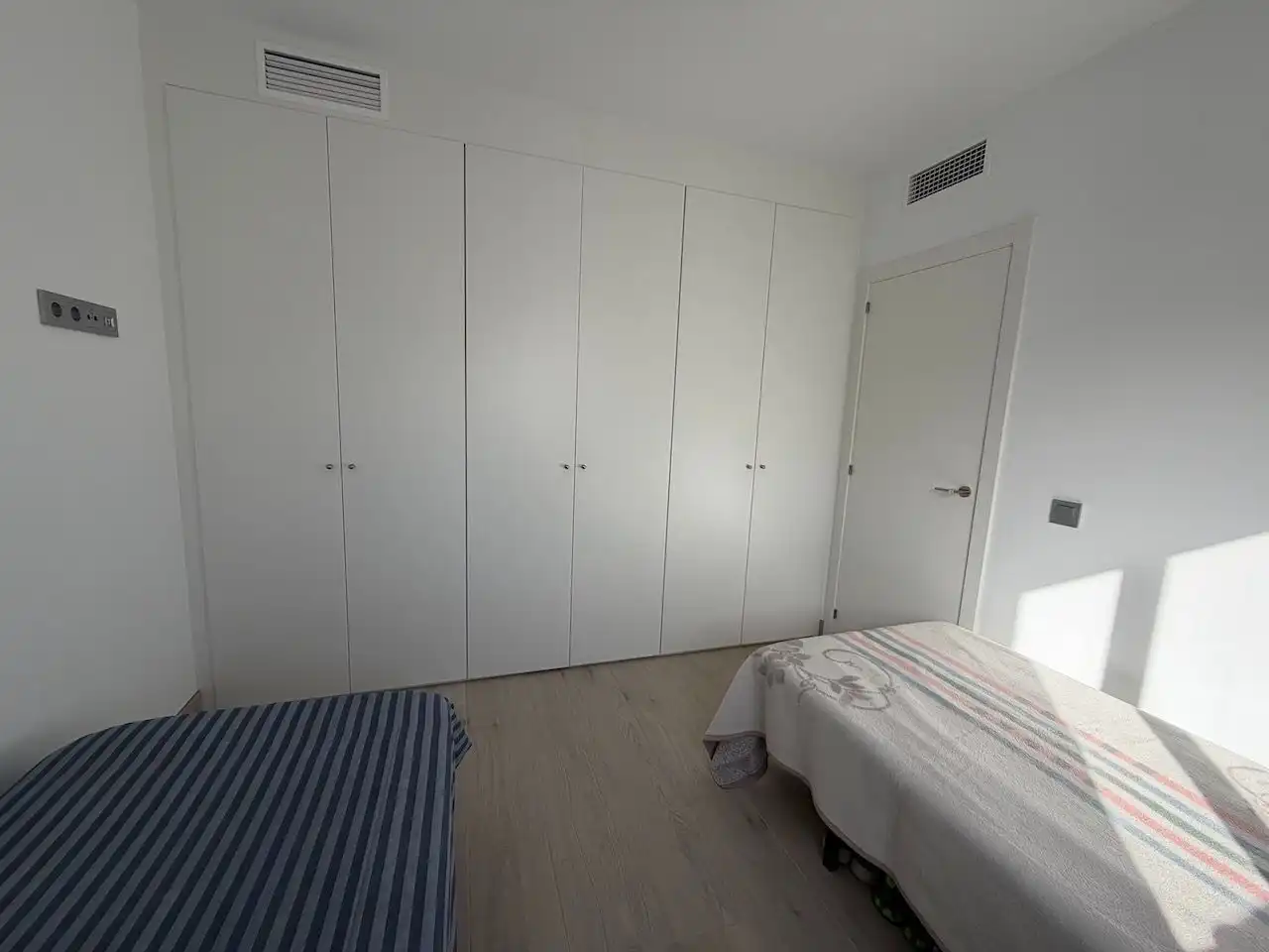 Dormitori de Casa adosada en venda en Vélez-Málaga amb Terrassa, Traster i Piscina comunitària