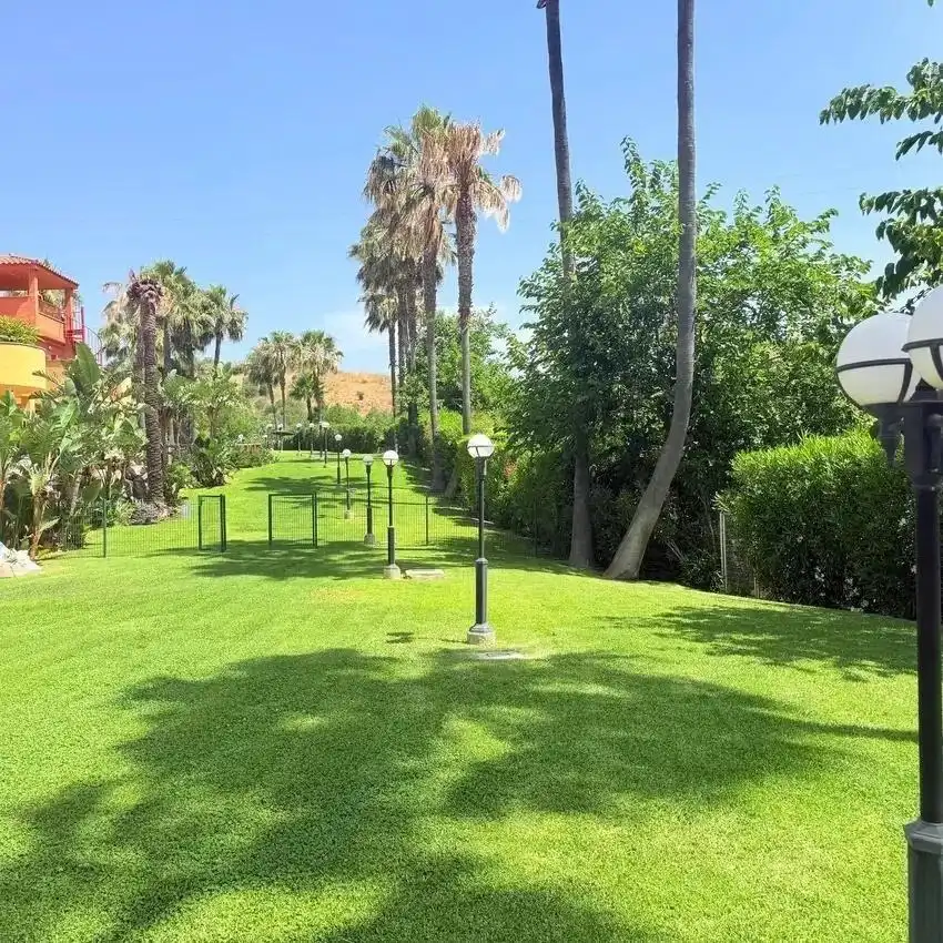 Vista exterior de Ático en venta en Marbella con Aire acondicionado, Calefacción y Jardín privado