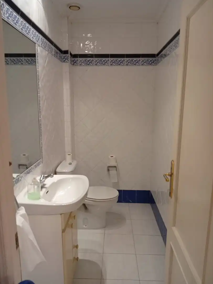 Bany de Local en venda en Gijón  amb Calefacció i Moblat