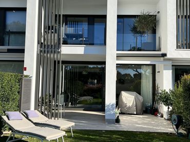 Casa aparellada amb piscina en venda a Sotogrande Alto