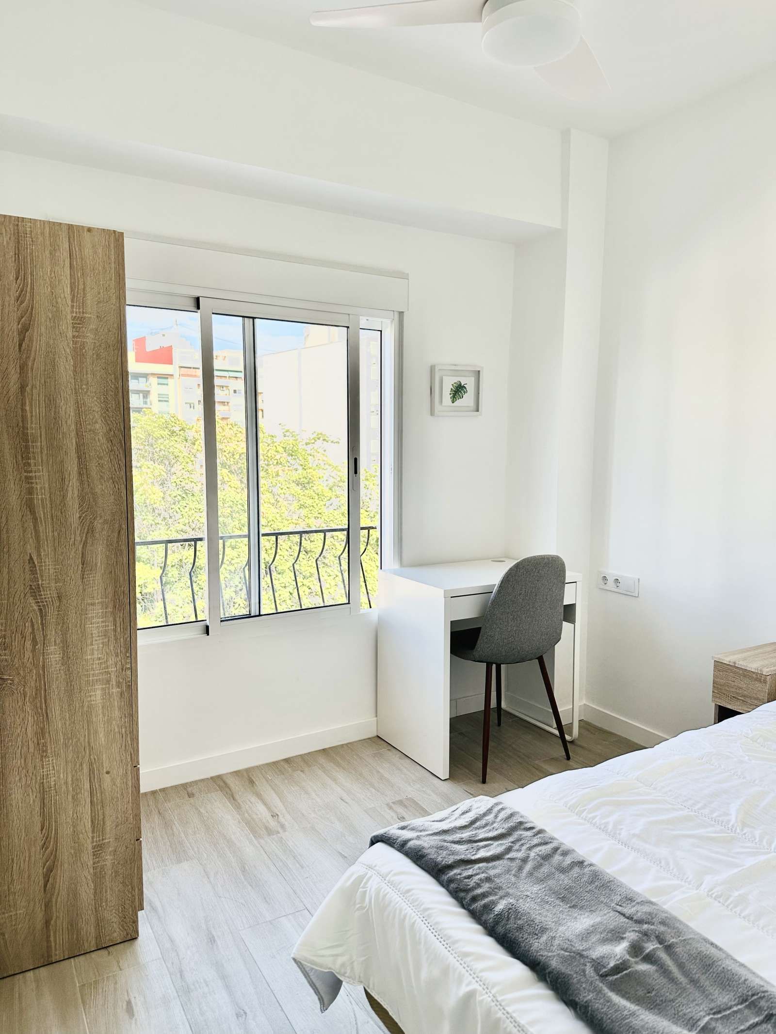 Bedroom of Flat to share in  Valencia Capital  with Air Conditioner and Terrace