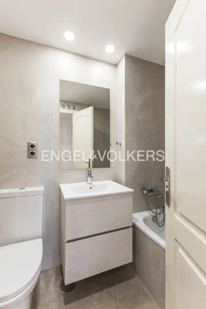 Badezimmer von Wohnung zur Miete in Madrid mit Klimaanlage, Heizung und Schwimmbad