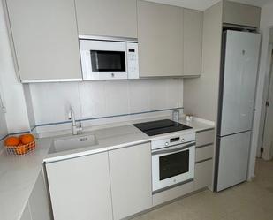 Cuina de Pis de lloguer en Benalmádena amb Aire condicionat, Terrassa i Moblat