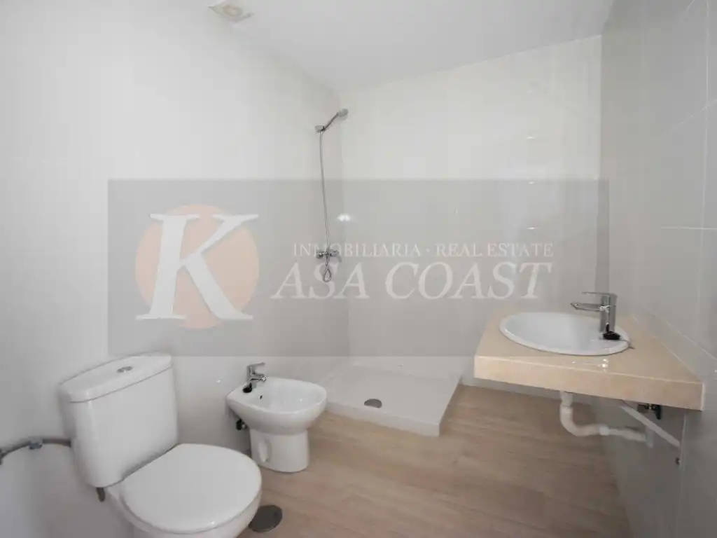 Badezimmer von Wohnung zum Verkauf in Fuengirola mit Klimaanlage, Privatgarten und Terrasse