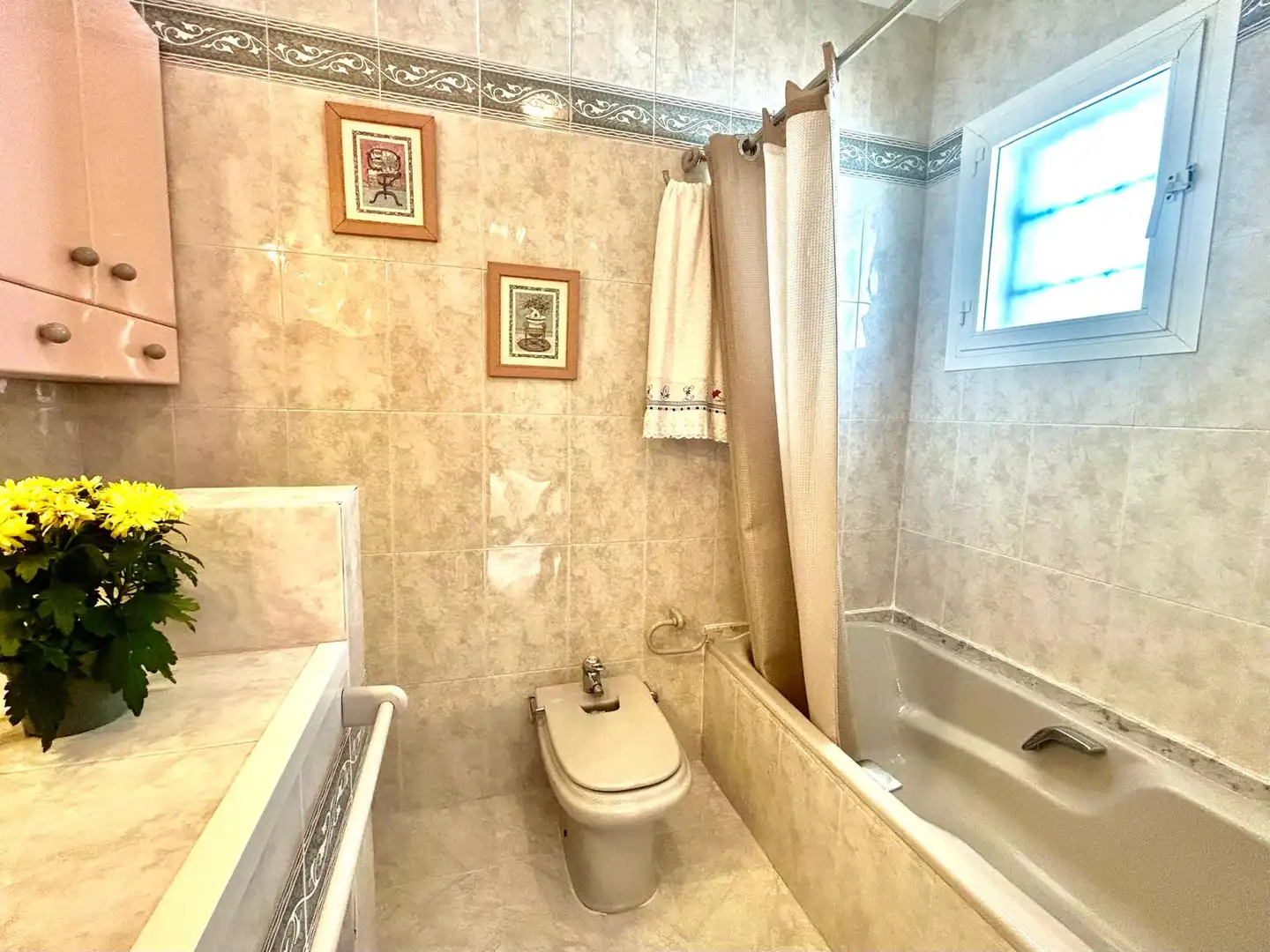 Baño de Casa adosada en venta en Roquetas de Mar con Aire acondicionado, Calefacción y Jardín privado