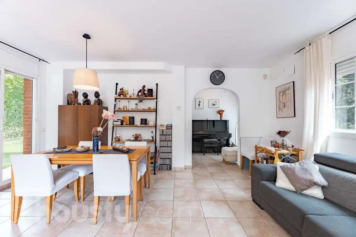Menjador de Casa o xalet en venda en Sant Cugat del Vallès amb Aire condicionat, Calefacció i Jardí privat