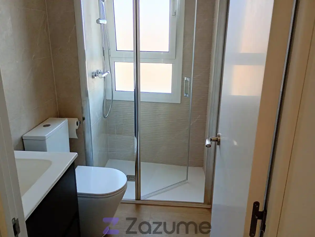 Badezimmer von Wohnung zur Miete in Barcelona mit Klimaanlage, Heizung und Parkett