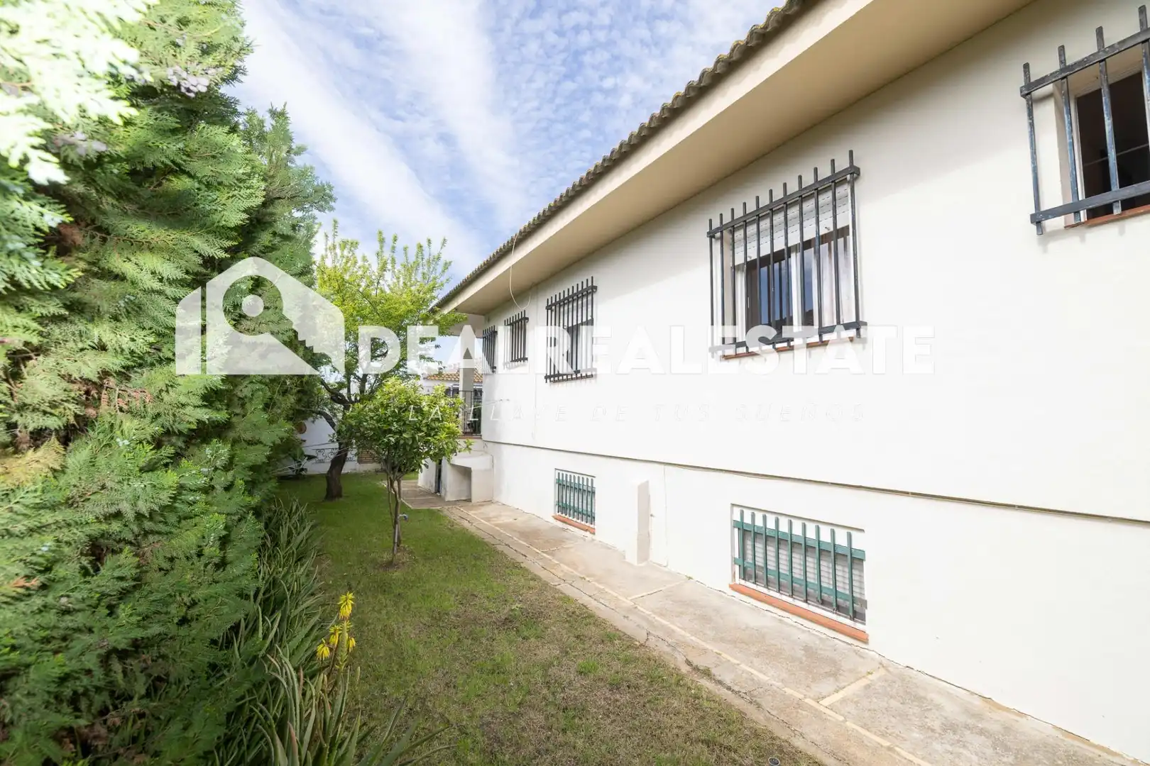 Vista exterior de Casa o xalet en venda en Almonte amb Jardí privat, Terrassa i Moblat