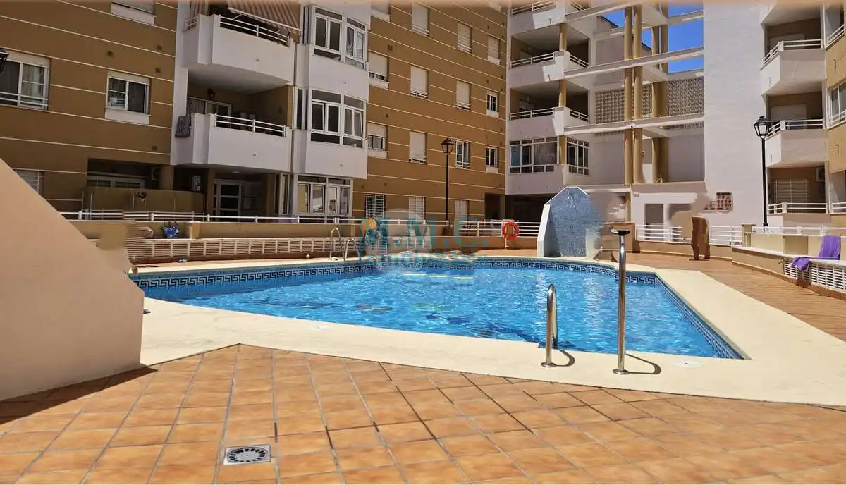 Piscina de Pis en venda en Roquetas de Mar amb Aire condicionat, Terrassa i Moblat