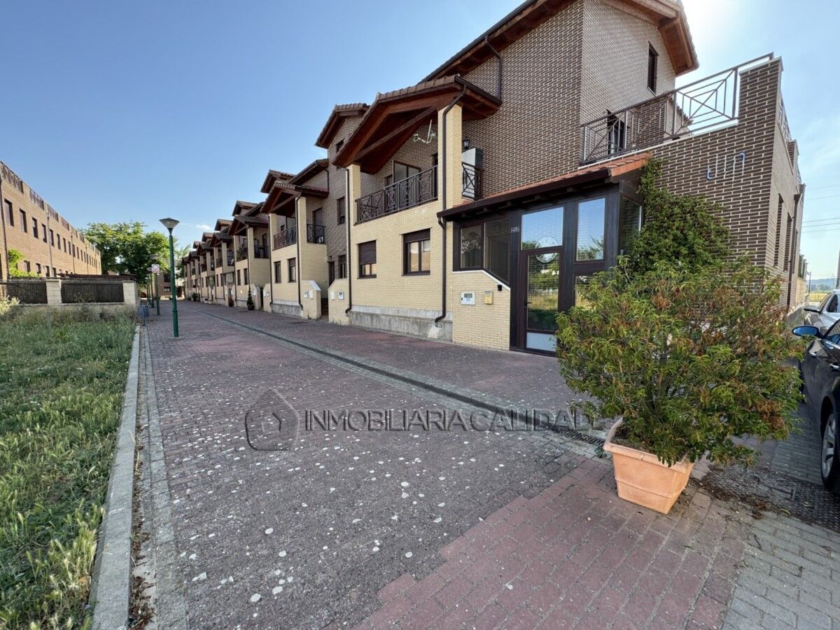 Vista exterior de Casa o xalet en venda en Burgos Capital amb Calefacció i Traster