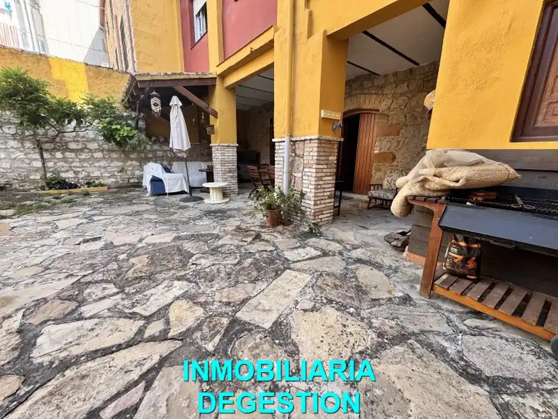 Vista exterior de Casa adosada en venda en Linares amb Aire condicionat, Calefacció i Jardí privat