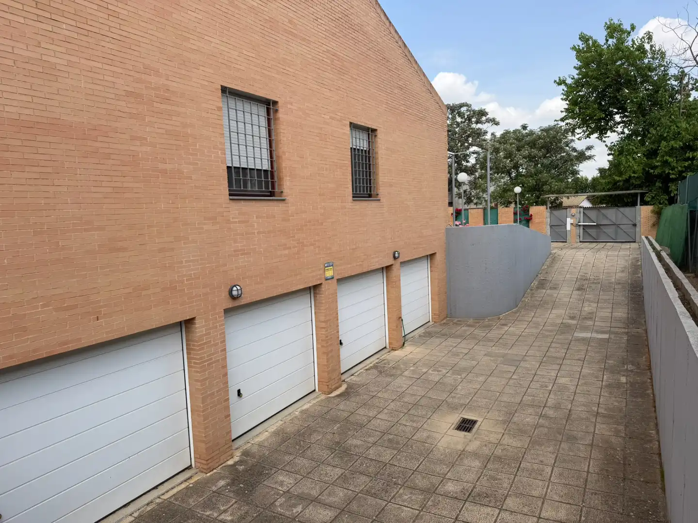Aparcament de Casa o xalet en venda en Badajoz amb Aire condicionat, Calefacció i Jardí privat
