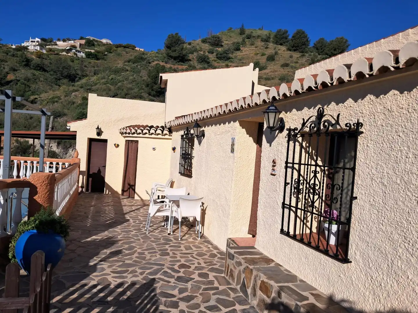 Vista exterior de Casa adosada en venda en Almuñécar amb Piscina comunitària