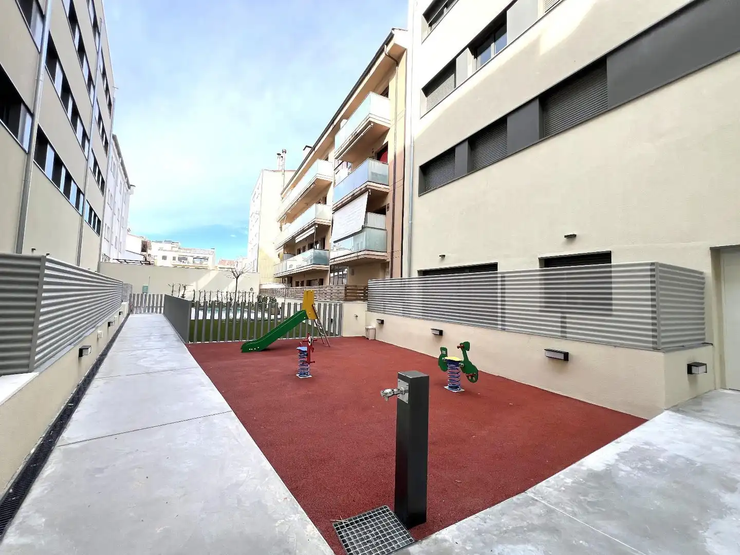 Exterior view of Attic for rent in Girona  with Air Conditioner, Terrace and Storage room