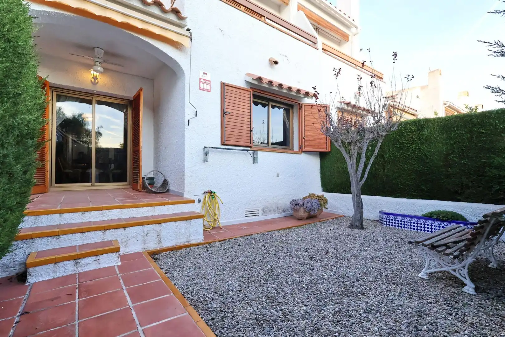 Vista exterior de Casa o xalet en venda en Cunit amb Jardí privat, Terrassa i Piscina comunitària