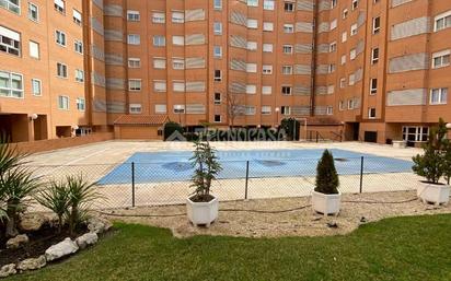 Exterior view of Flat for sale in  Madrid Capital  with Air Conditioner, Heating and Community pool