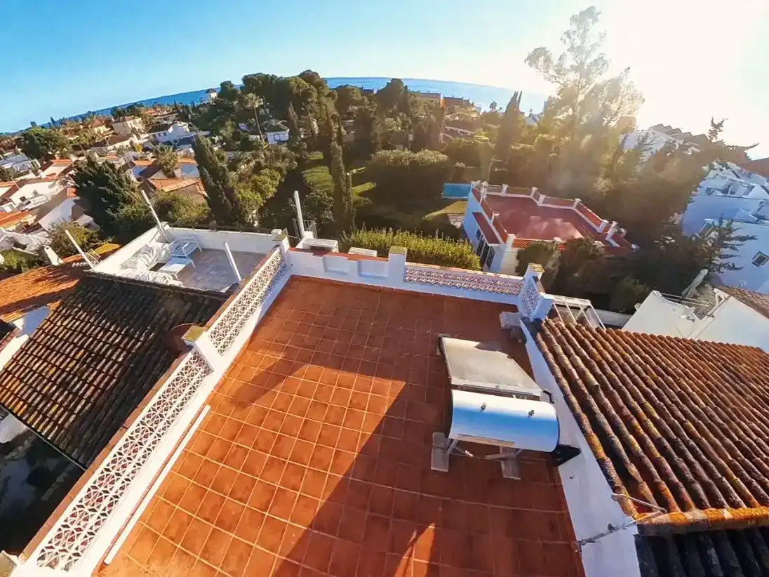 Vista exterior de Casa adosada en venda en Marbella amb Aire condicionat i Balcó