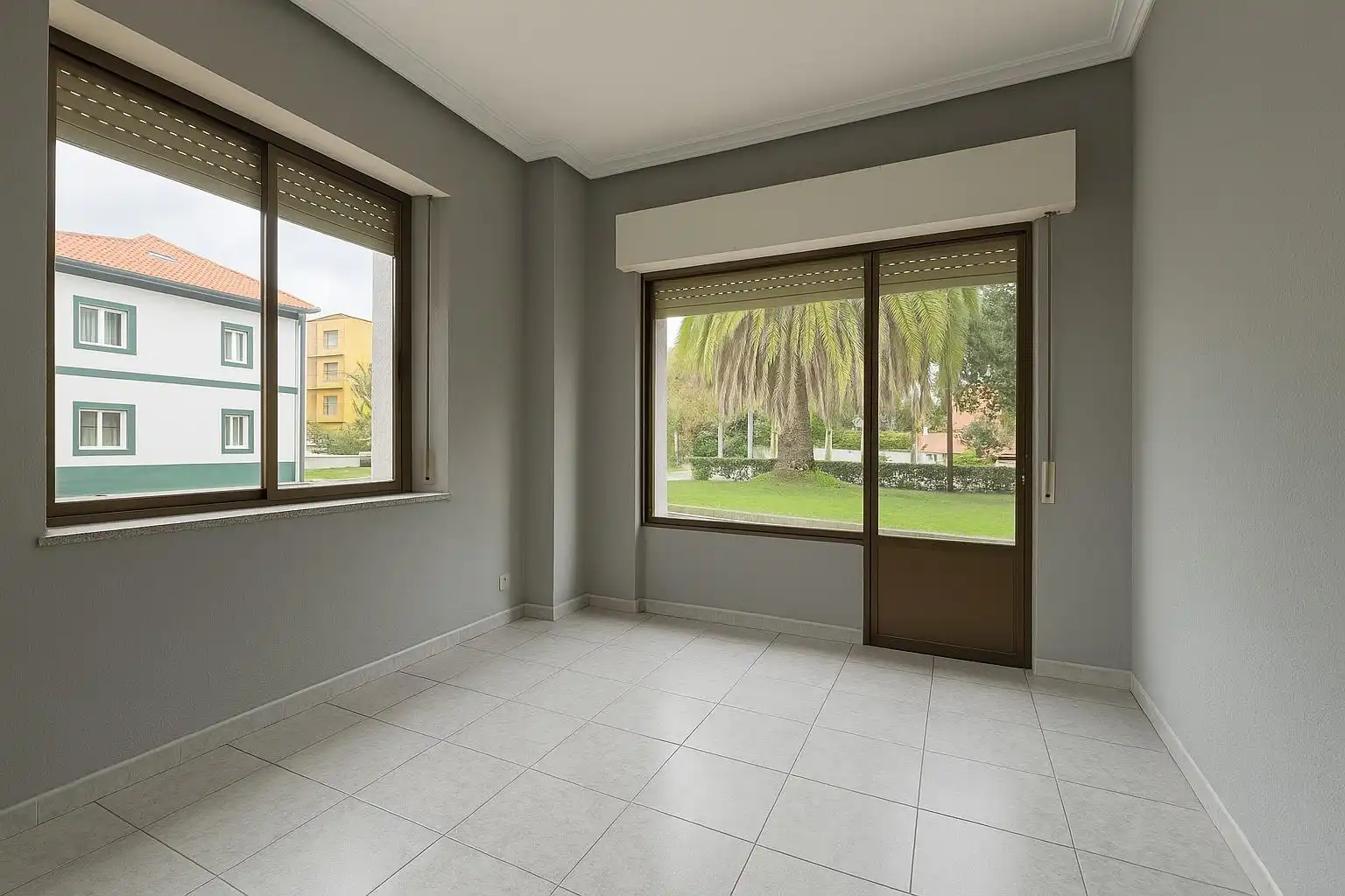 Habitación de Local en venta en Torrelavega 