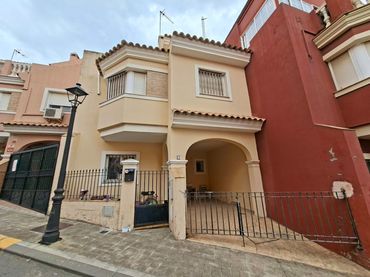 Adossat amb piscina en venda a Calle Camilo José Cela