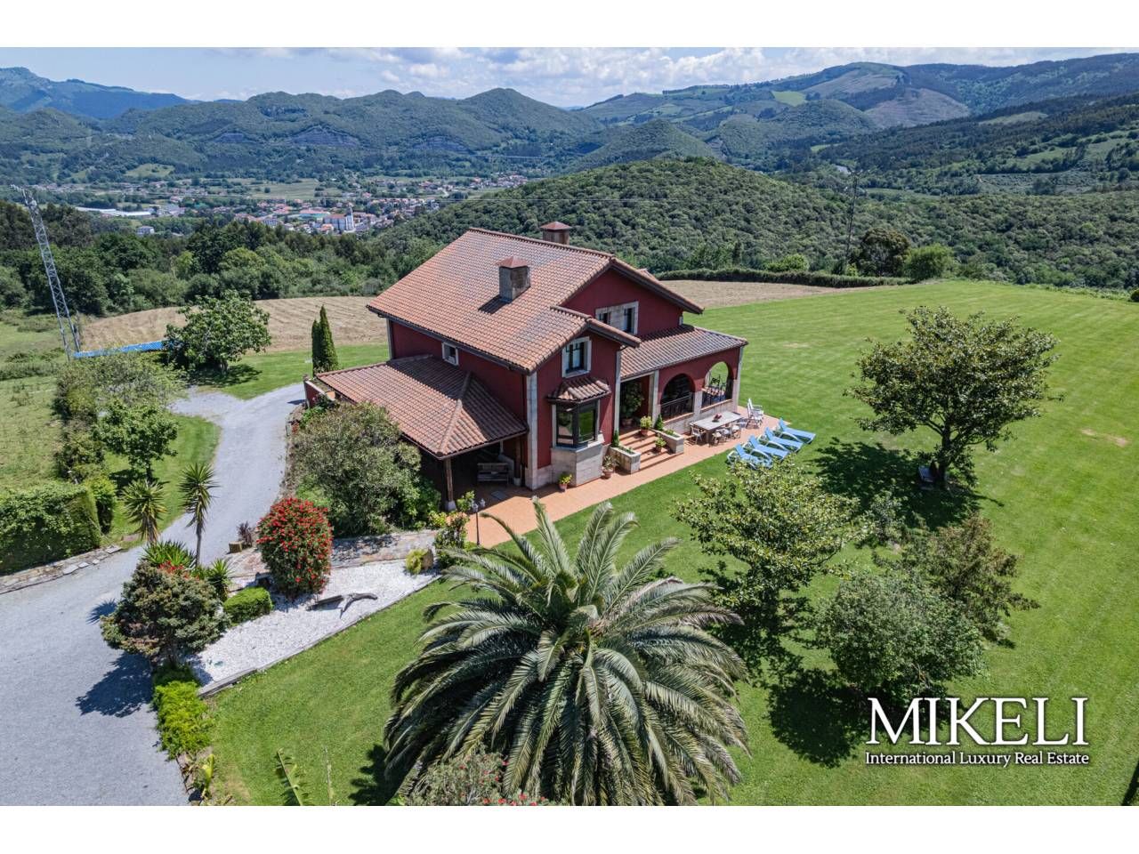 Vista exterior de Casa o xalet en venda en Liendo amb Calefacció, Jardí privat i Terrassa