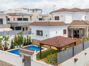 Chalet con piscina en venta en Los Montesinos