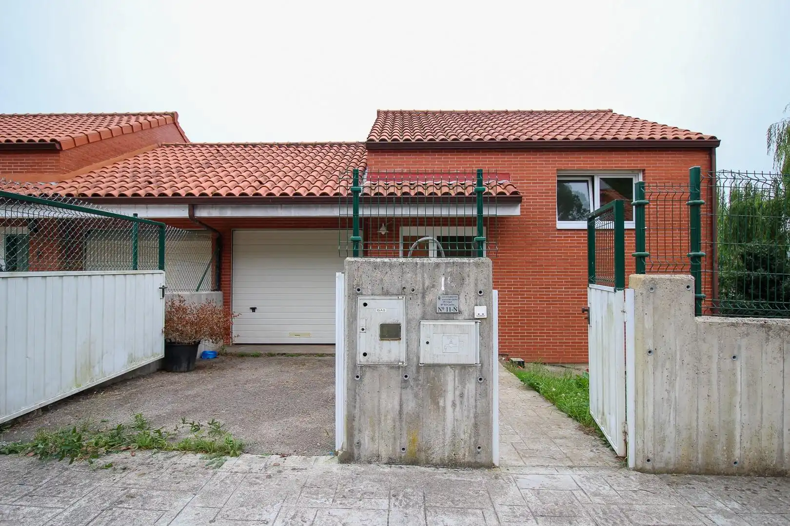 Vista exterior de Casa adosada en venda en Hazas de Cesto amb Calefacció, Jardí privat i Parquet