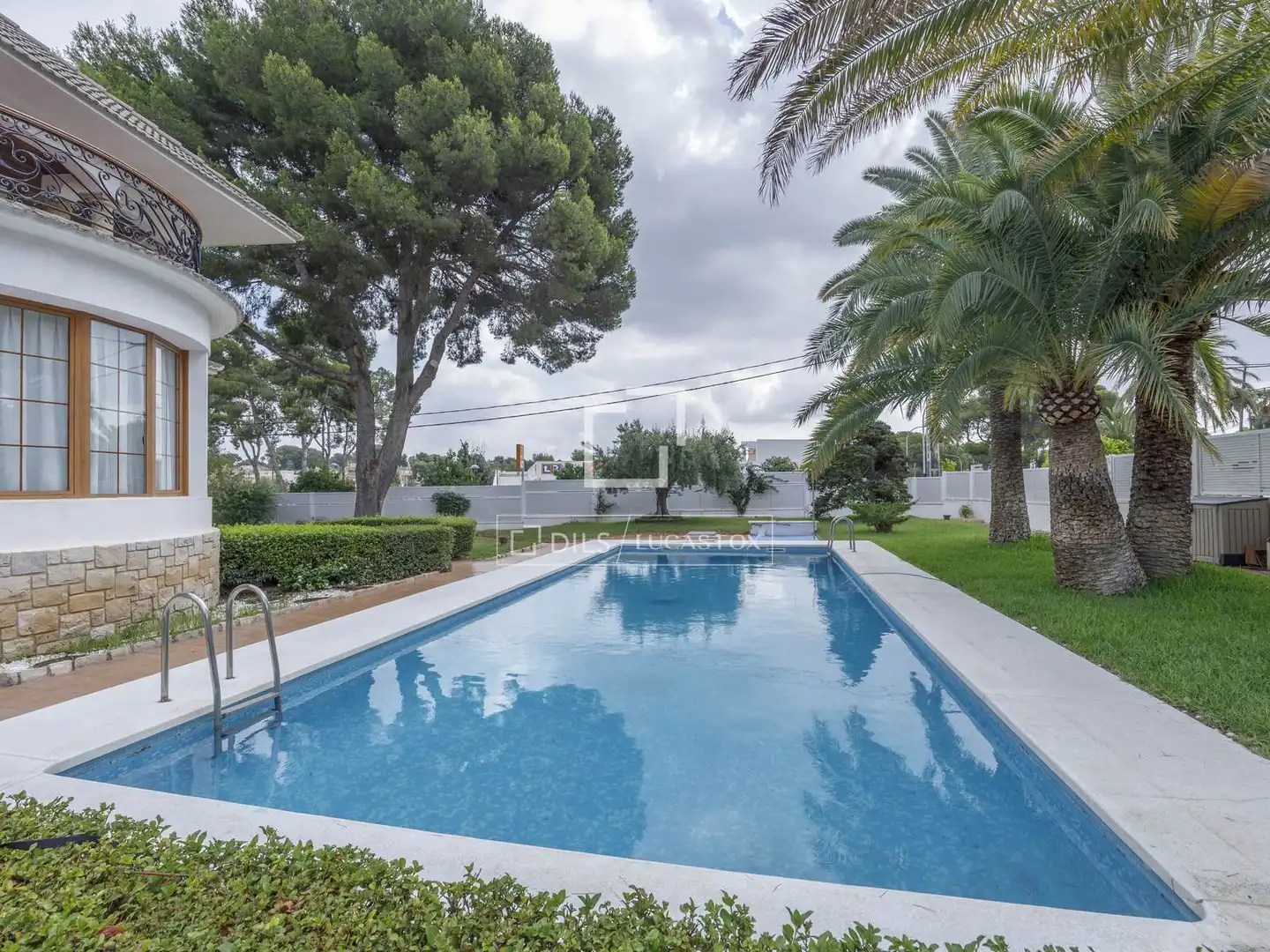 Swimming pool of Houses for sale in Paterna  with Heating, Private garden and Parquet flooring