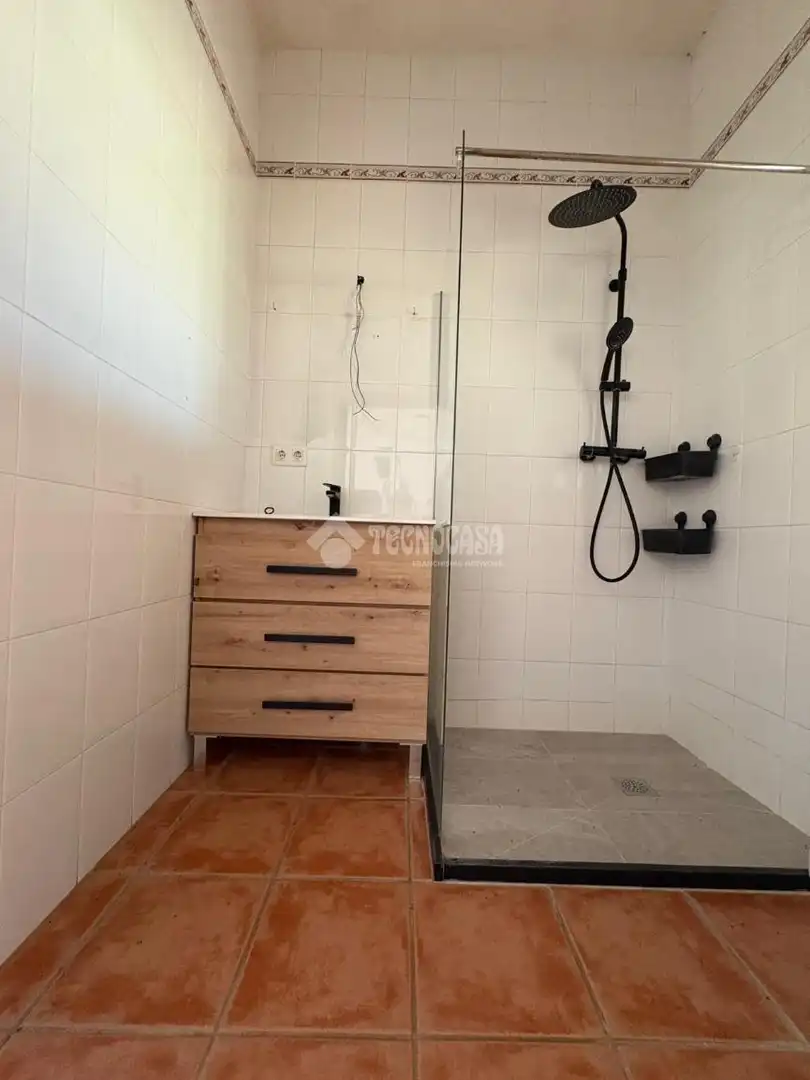 Bany de Casa o xalet en venda en La Rinconada amb Jardí privat