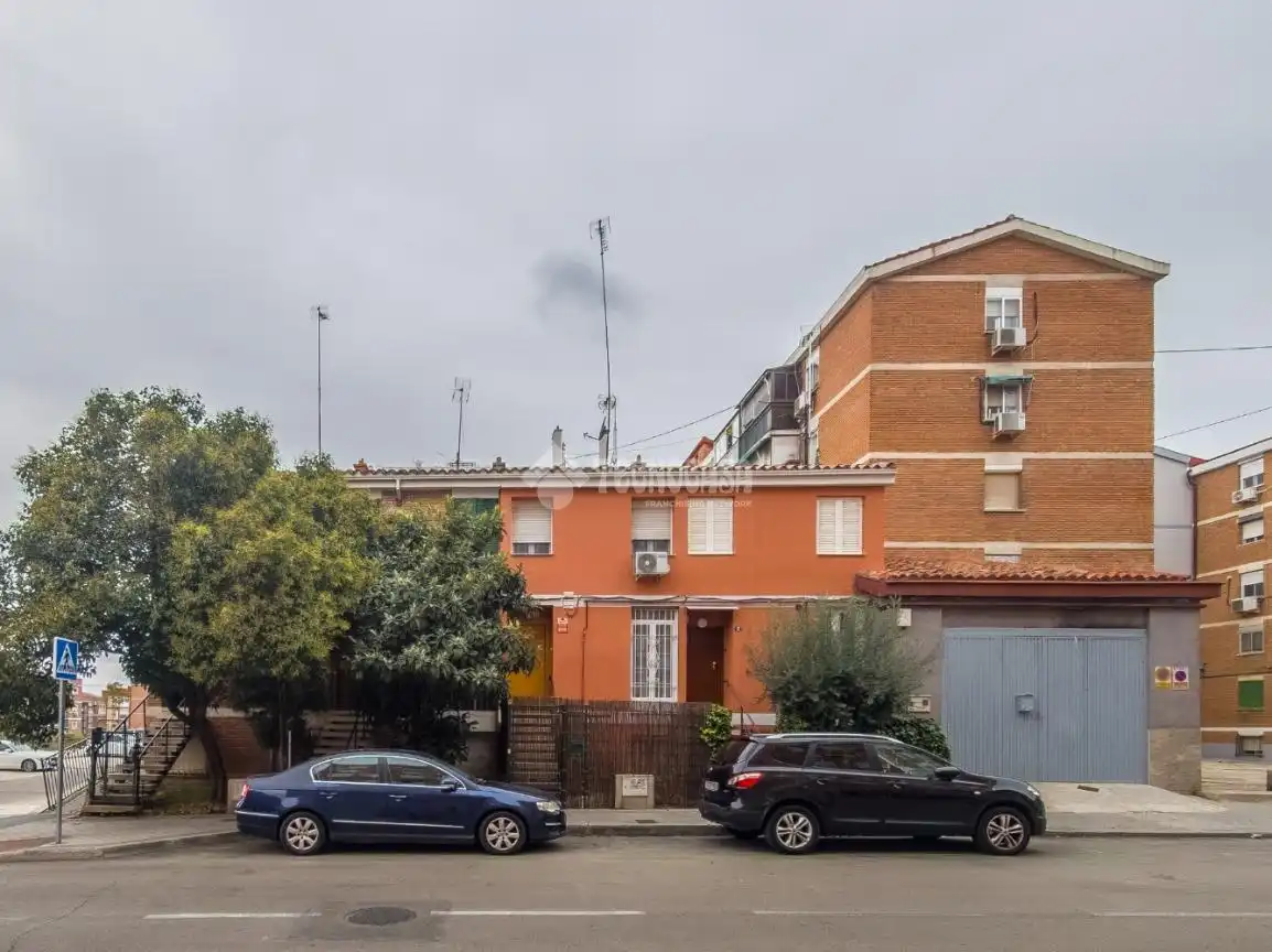 Vista exterior de Casa adosada en venta en Ciudad Lineal