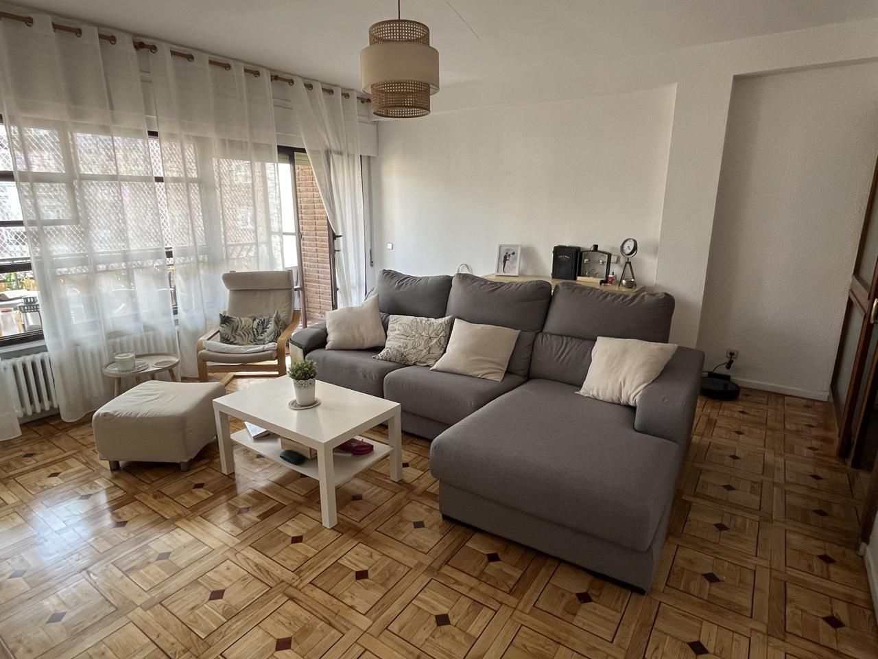 Sala de estar de Piso en venta en  Madrid Capital con Calefacción, Parquet y Terraza